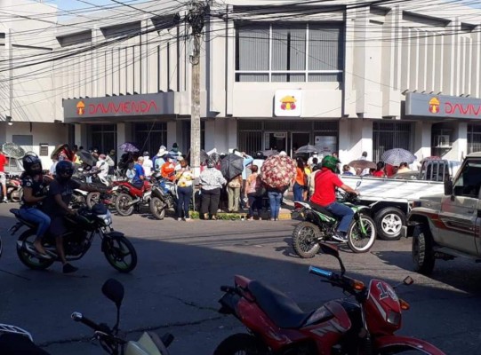 Fotos: Bancos y mercados abarrotados en plena crisis de coronavirus en Honduras