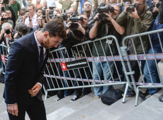 Fotos: Hostil recibimiento a Messi en la puerta del juzgado en Barcelona