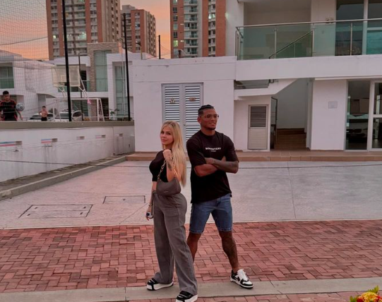 Le filtraron una foto íntima con su esposa y aclara la situación: “Hemos recibido intentos de extorsión”