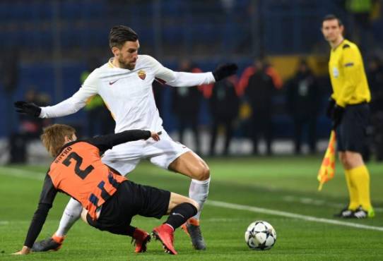 Shakhtar Donetsk's defender Bohdan Butko (L) vies for the ball with Shakhtar Donetsk's midfielder Taras Stepanenko during the UEFA Champions League round of 16 first leg football match between Shaktar Donetsk and AS Rome at the OSK Metalist Stadion in Kharkiv on February 21, 2018. / AFP PHOTO / SERGEI SUPINSKY