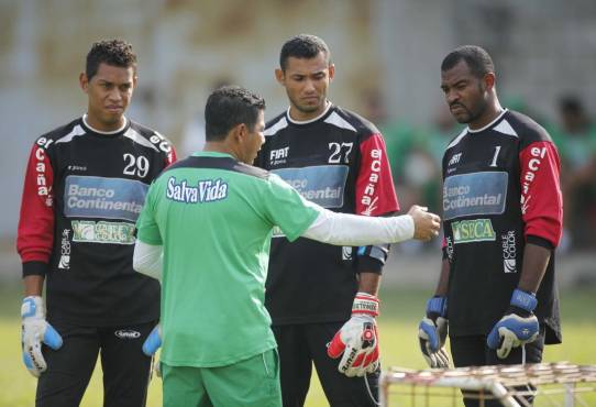 En sus inicios junto a Orlin Vallecillo y el beliceño Shane Orio.