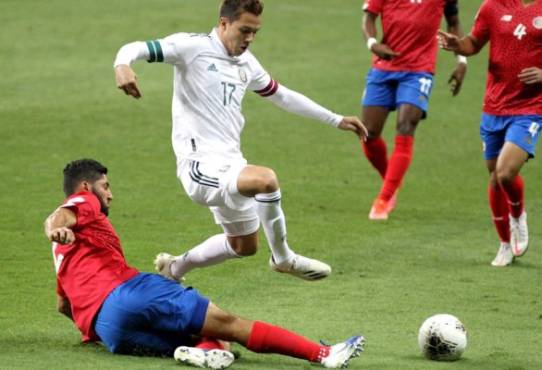 Costa Rica's Aaron Salazar (L) challenges Mexico's Sebastian Cordova during their CONCACAF Olympic Qualifying football tournament match at the Jalisco Stadium in Guadalajara, Mexico, on March 21, 2021. (Photo by Ulises RUIZ / AFP)