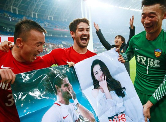 Dilireba, la actriz china que ignora al futbolista brasileño Pato