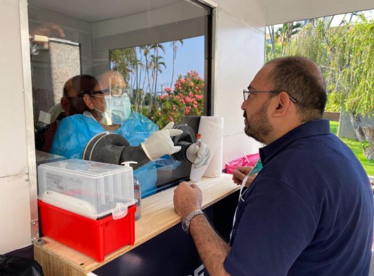 Cabinas móviles se instalan en El Salvador para realizar pruebas de coronavirus