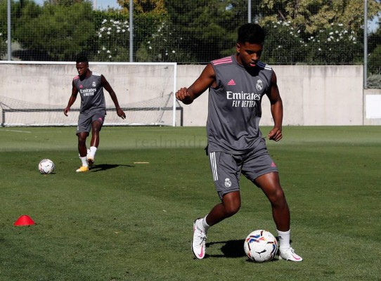 Con tres nuevos integrantes y un gran ausente: Así fue el regreso a los entrenamientos del Real Madrid