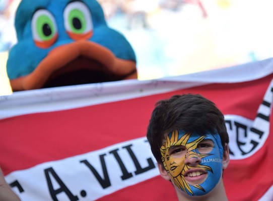 El color de aficionados de Costa Rica y Uruguay