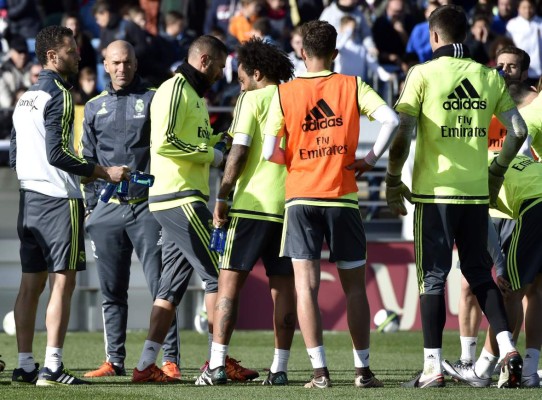 FOTOGALERÍA: Más de cinco mil aficionados ovacionaron a Zidane