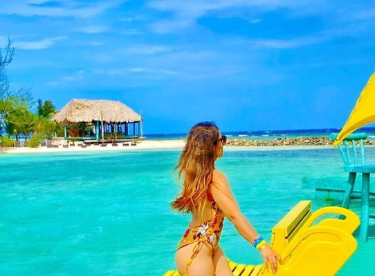 Virginia, la preciosa esposa de Emilio Izaguirre y sus vacaciones en las Islas de la Bahía