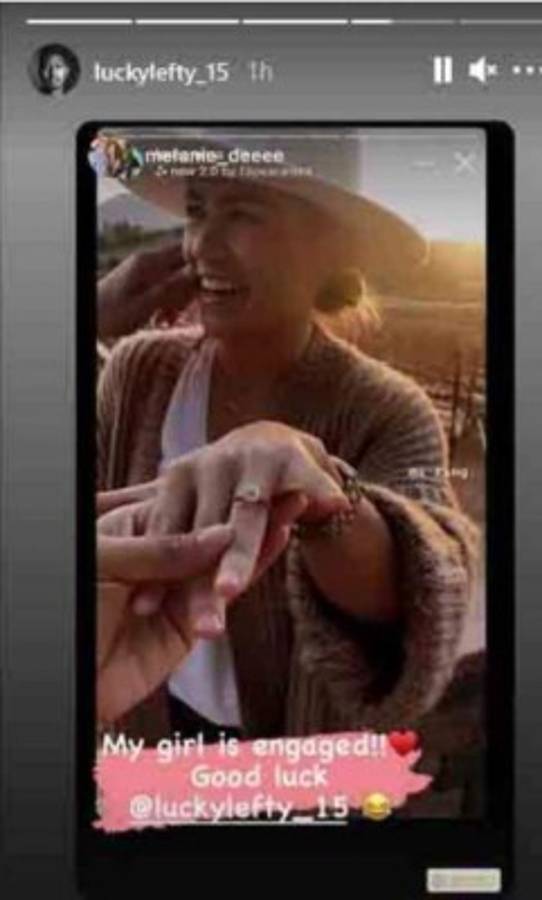 El mediocampista Roger Espinoza anuncia compromiso matrimonial con guapa futbolista en EUA