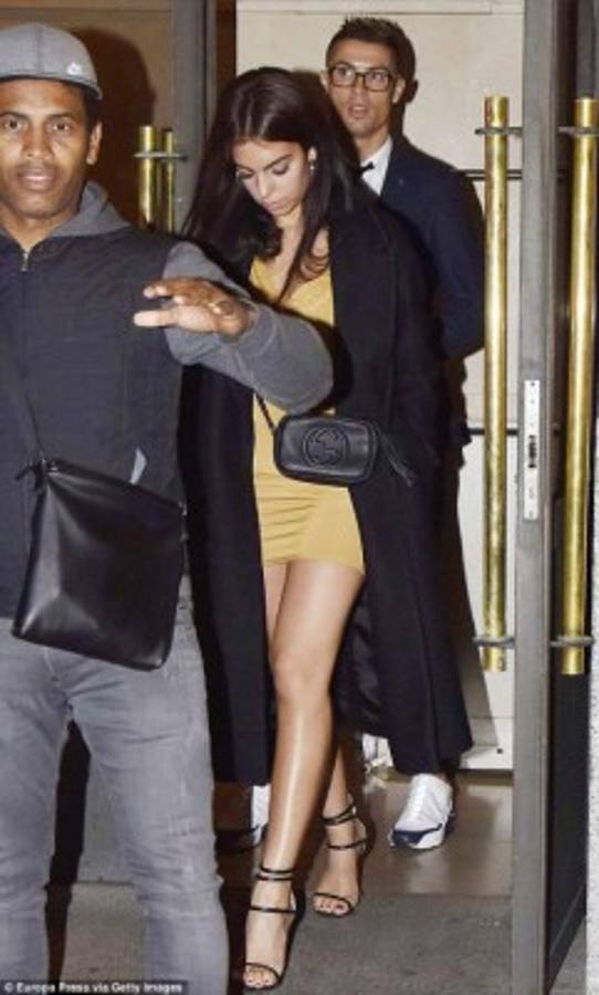 Las últimas fotografías de Cristiano con su novia ¡se la come a besos!