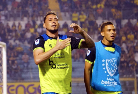 Celebrando su gol contra Real España en la ida de las semifinales.
