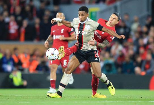 Liverpool deja dudas en el inicio de Champions pero logra derrotar con muchos aprietos a un Ajax muy respondón