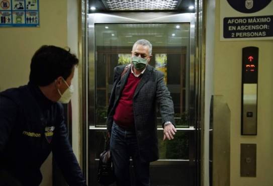Handout picture released by the Ecuadorean Football Federation showing Argentine Gustavo Alfaro, the new coach of the Ecuadorean national team, upon arriving at Mariscal Sucre International Airport in Quito on September 7, 2020 amid the COVID-19 novel coronavirus pandemic. - Alfaro, who was appointed on August 26 to replace Jordi Cruyff as they prepare for the South American World Cup qualifiers, will hold a press teleconference later in the day. (Photo by Juan Diego MONTENEGRO / Ecuador Football Federation / AFP) / RESTRICTED TO EDITORIAL USE - MANDATORY CREDIT 'AFP PHOTO / FEF / JUAN DIEGO MONTENEGRO' - NO MARKETING - NO ADVERTISING CAMPAIGNS - DISTRIBUTED AS A SERVICE TO CLIENTS