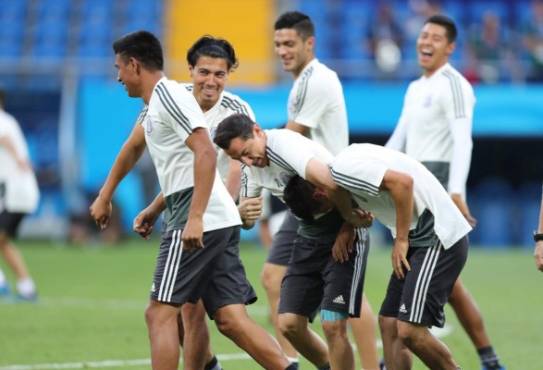 Rostov On Don (Russian Federation), 22/06/2018.- Mexico players Andres Guardado (C) and Erick Gutierrez (2L) during a training session in Rostov-on-Don, Russia 22 June 2018. Korea Republic will play Mexico in their FIFA World Cup 2018 Group F match 23 June 2018. (Mundial de Fútbol, Rusia) EFE/EPA/KHALED ELFIQI
