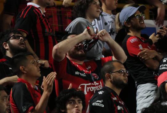 Sus miradas lo dicen todo tras el título de Olimpia conquistado en “La Catedral” de Alajuela. Foto: Alex Pérez.