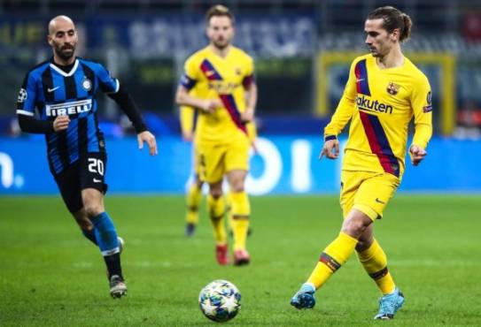 An employee carries food to feed animals on a wheelbarrow at the Joya Grande zoo, seized from Los Cachiros drug cartel in Santa Cruz de Yojoa municipality, Cortes department, Honduras, on May 30, 2020. - The eco-park is supported by donations during the new coronavirus pandemic, since there are no visitors. (Photo by ORLANDO SIERRA / AFP)