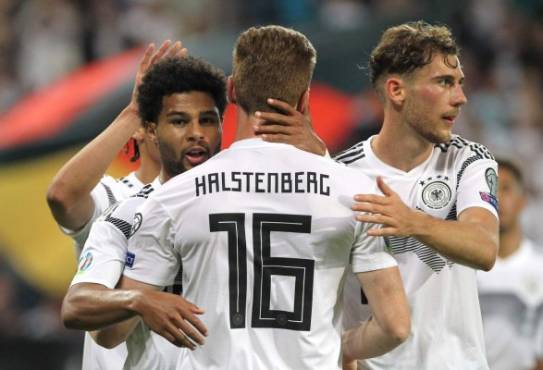 Germany's forward Serge Gnabry (L) celebrates scoring the 6-0 goal with his teammates during the UEFA Euro 2020 qualifier Group C football match Germany against Estonia on June 11, 2019 in Mainz. (Photo by Daniel ROLAND / AFP)