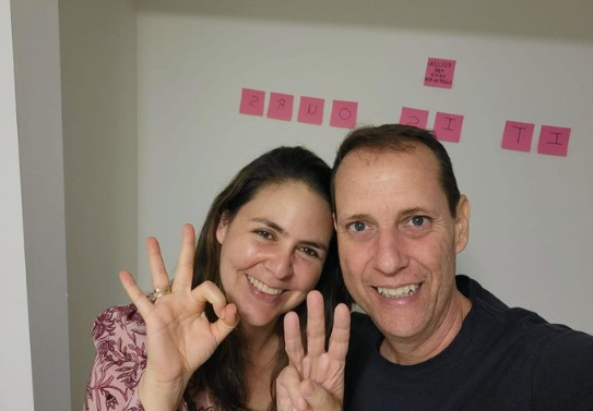 La dura enfermedad que tiene el famoso narrador que se casó con su hermanastra: “A mí me tocó esto...”