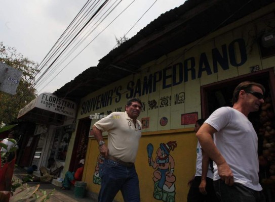 El paso de Luis Fernando Suárez por Honduras: El taxi, el abrazo con Juan Carlos García y Arnold Peralta y la foto con Rambo