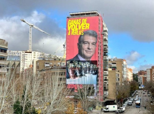 Barcelona: Laporta coloca un cartel gigante frente al Bernabéu y las redes estallan con memes