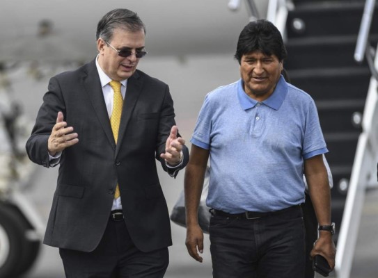 Evo Morales: con sonrisa y los cordones sueltos, así fue su llegada a México