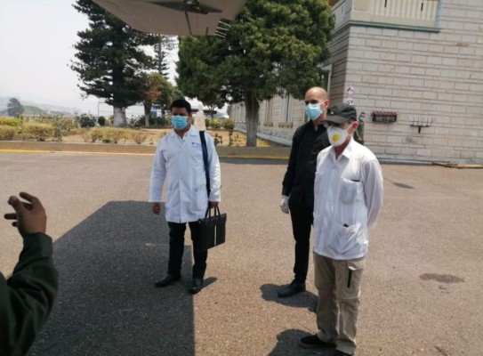 Médicos cubanos llegan a Honduras para ayudar a combatir el coronavirus