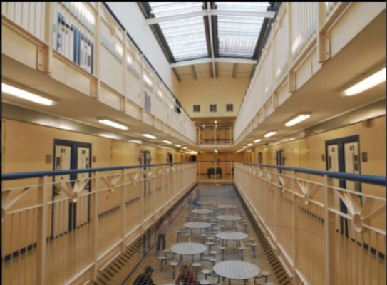 El infierno que vive un jugador del Manchester City en la cárcel: Pandillas, armas y ataques