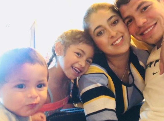 ¡Es ella! Así es la esposa que tiene suspirando al mexicano 'Chucky' Lozano