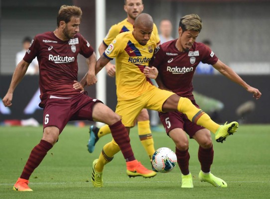 Fotos: El nuevo '7' del Barcelona, Iniesta y la emotiva noche en Japón