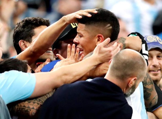 Lo que no se vio en TV: La fría celebración de Sampaoli con Messi y el show de Maradona en las gradas