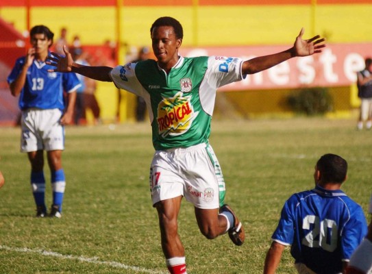 Con un exReal Madrid y una sorpresota: El once histórico de Marathón para Mario Berríos