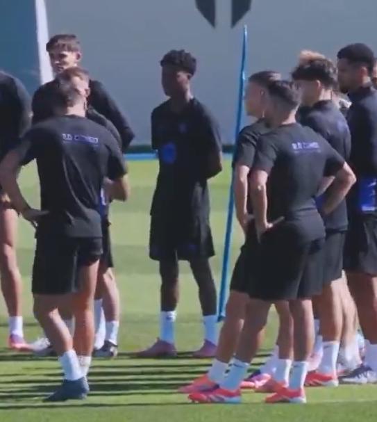 Barcelona: tiene 16 años y puede jugar como central, pivote y extremo; así es la nueva sorpresa de Hansi Flick