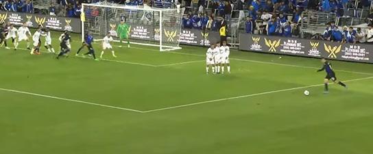 Euforia total en el Honduras vs El Salvador, la baleada gigante y los besotes apasionados en el BMO Stadium de LAFC