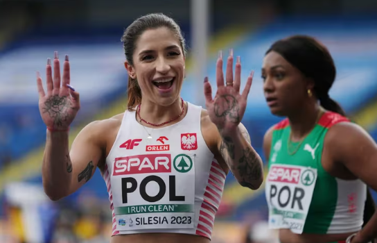 París 2024: así es la corredora polaca que se hizo viral por un peculiar saludo y exuberantes tatuajes