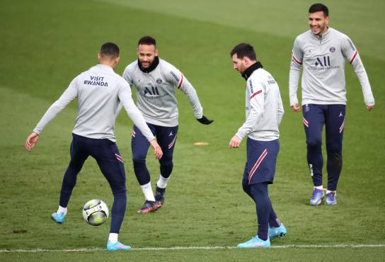 Neymar ya trabaja a la par de sus compañeros, pero aún no está listo para jugar.