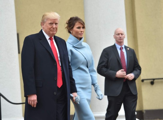 Melania Trump y su espectacular look en juramentación de su esposo Donald