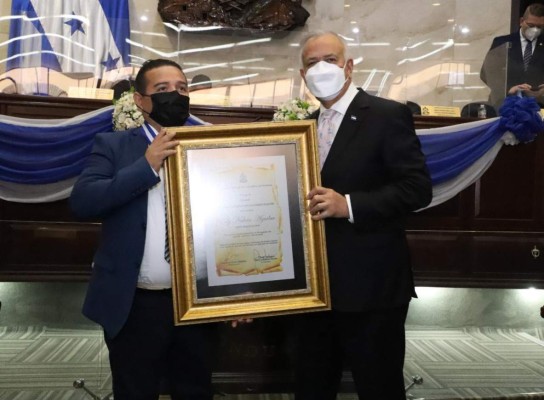 ¡Chelato y DIEZ entre los protagonistas! Así fue la entrega de los Premios Parlamentarios a los periodistas más destacados del 2021&nbsp;&nbsp;