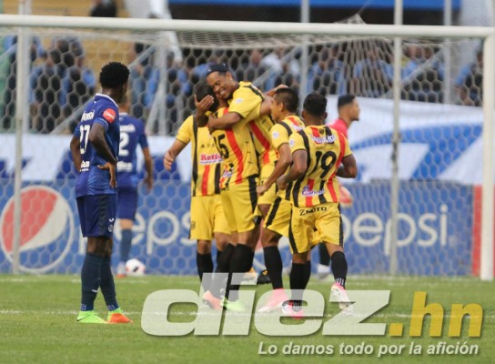 CURIOSAS: Los zapatos de Ronaldinho y su gesto con aficionado que ingresó al campo