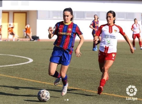 Así es Ari, la bella hermana de un crack del Barcelona que hizo su debut con el 'Barça femenino'