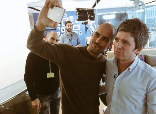 Fotos: El primer día de Guardiola en Manchester, llegó en taxi a la presentación