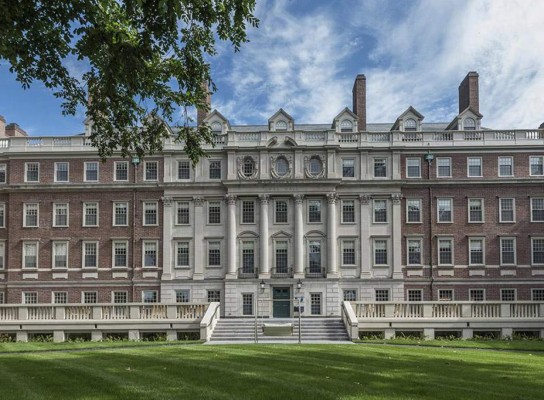 La nueva vida de Eto'o: Aceptado para estudiar en Harvard buscando que su empresa sobreviva