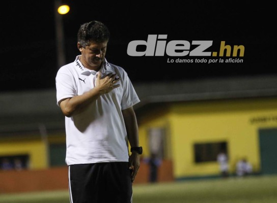 NO SE VIO EN TV: La cábala de Javier Padilla y los besos desde el banquillo