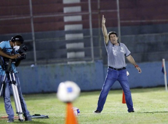 Peleas, expulsiones, festejos y muchas polémicas: Las fotos de Héctor Vargas por Marathón
