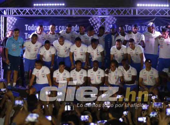 FOTOS EN CHOLOMA: El baile de Pinto, la selfie de Costly y el hombre vestido de mujer