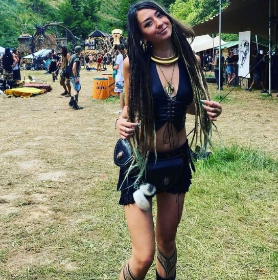 La mujer que Hamás exhibió como trofeo de guerra: asistía a un festival de música por la paz