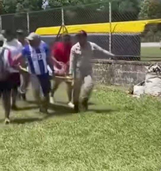 Tragedia en La Ceiba: fallece futbolista hondureño en pleno partido y el fuerte relato de sus amigos: Abrí los ojos, hermano