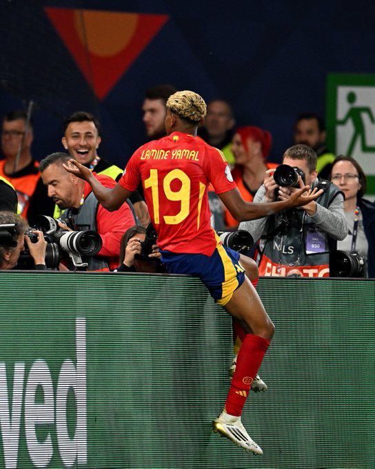 Lamine Yamal destrozó a Mbappé y festeja a lo Cristiano Ronaldo; Francia vivió una pesadilla frente a España
