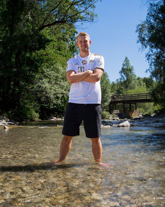 El Bayern Munich anunció a De Ligt, quien ya se puso su nueva camisa.