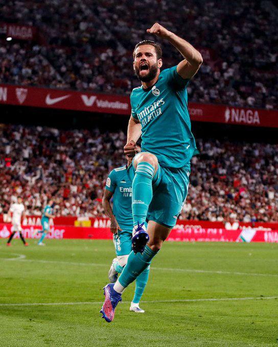 Las fotos de la increíble remontada del Real Madrid: Alaba celebra con otra silla y la bronca de Vinicius