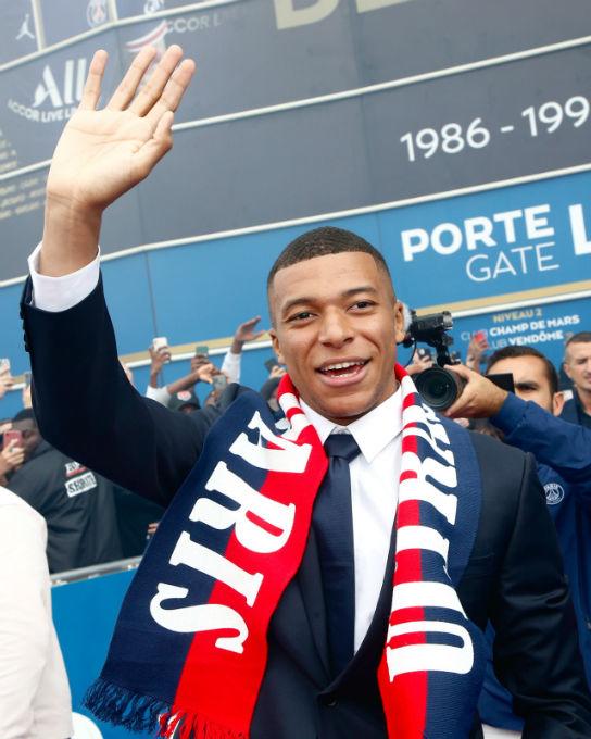 Locura total en el Parque de los Príncipes, la felicidad de Mbappé por su renovación e insultos al Real Madrid